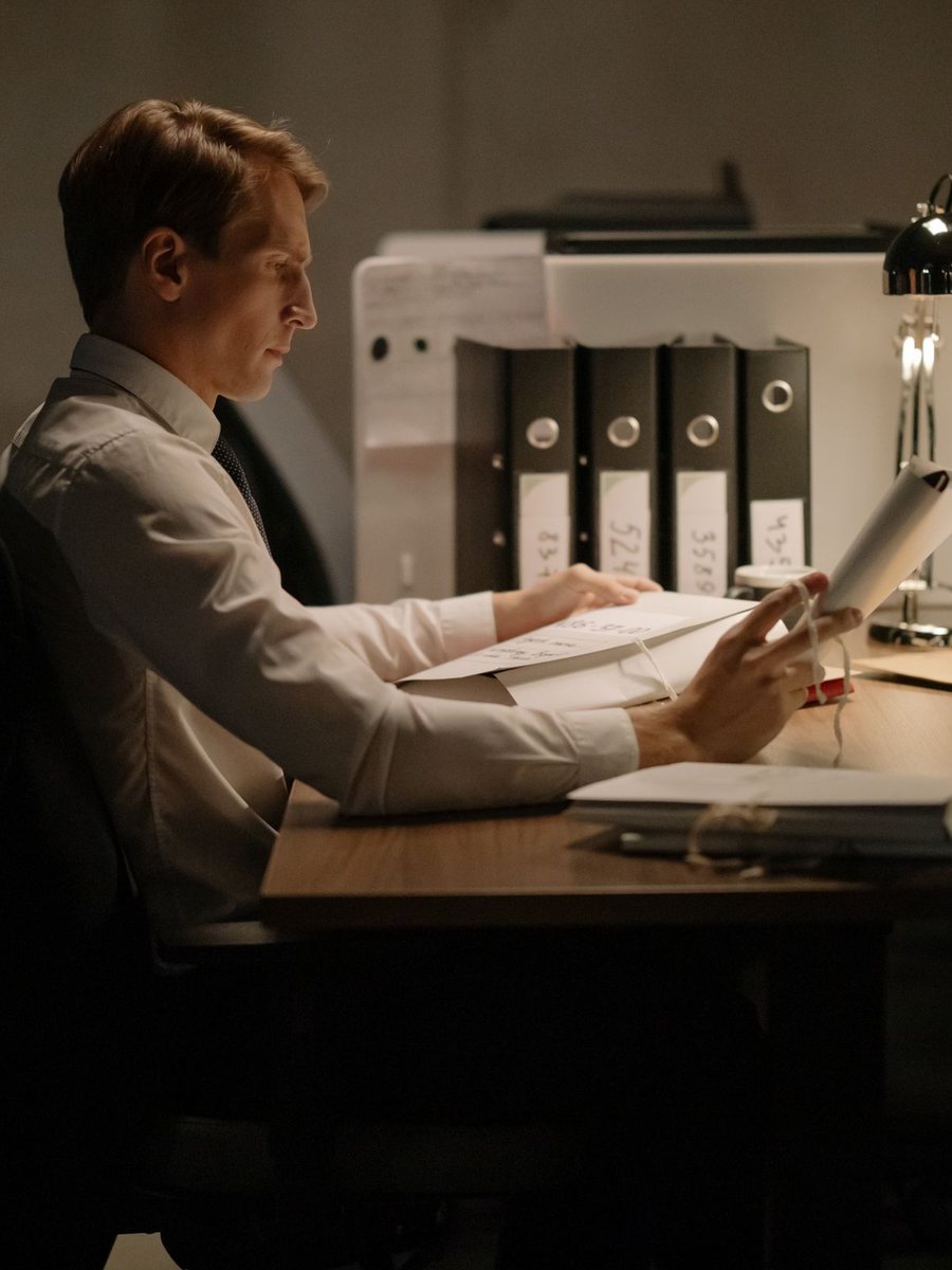 Abends im Büro über Unterlagen statt Feierabend